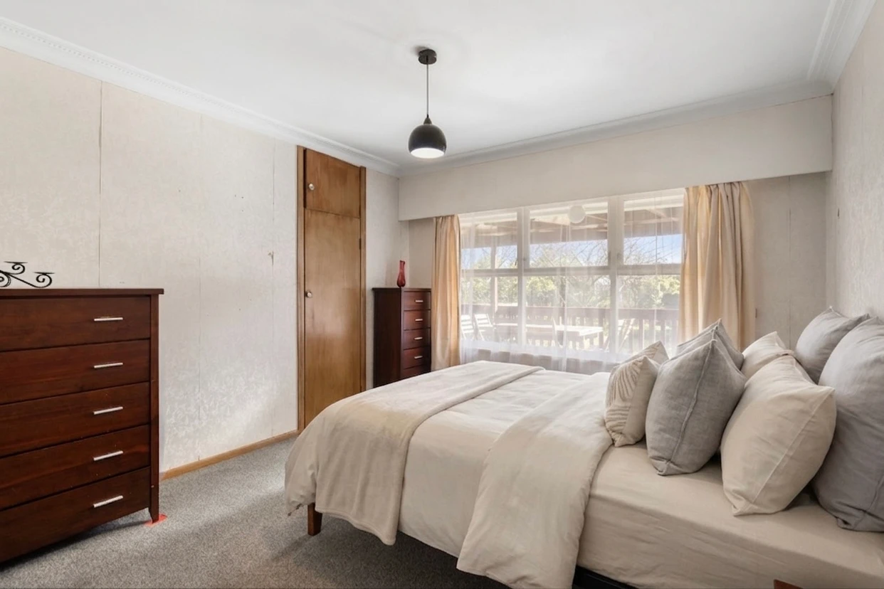 Once in nearly 25 years, 648m2 section, 225m2 Brick and tile 3 beds 1 bath house with double garage, workshop, a large rumpus and ample storage, Approx. 3 minutes to Sylvia Park Shopping Centre and motorway access, 87 Waipuna Road Mount Wellington, Auckland