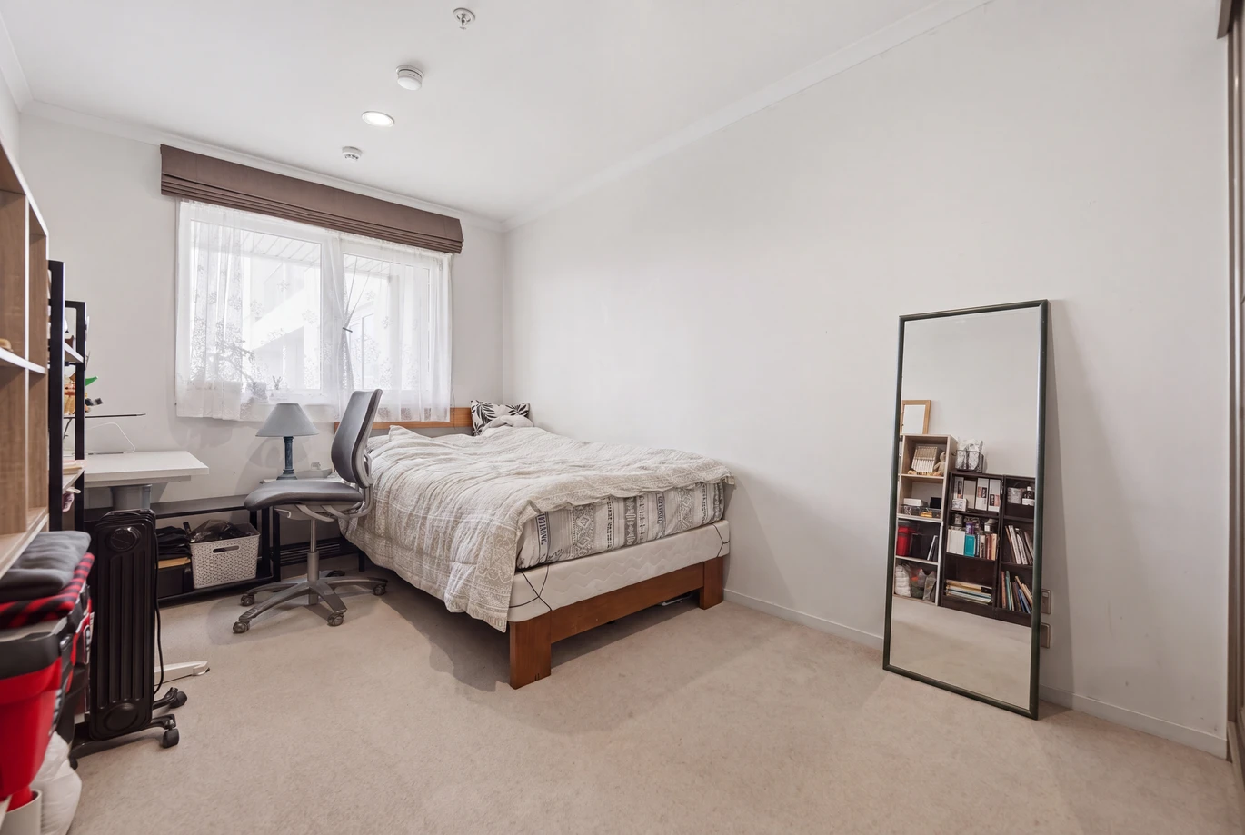 Overseas Vendor Must Sell – Double Grammar school zone (AGS & EGGS), 3 beds 2 baths apartment with 2 car parks, in the highly regarded King’s Square Apartments. 420/26 Remuera Road Newmarket, Auckland