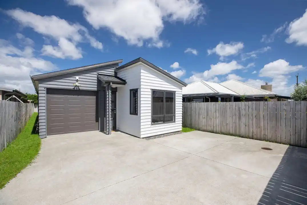 For rent. 3 beds 2 naths house with garage, Available from 24th July, 7 O Ruamano Crescent, Pukekohe, Auckland