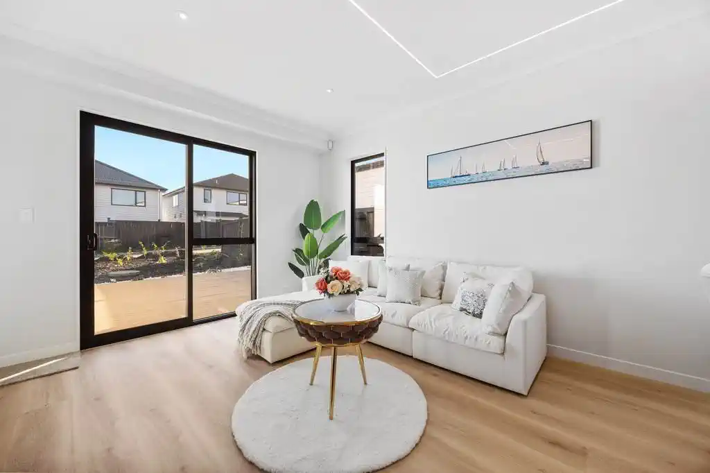 2 kitchens, 6 beds (4 ensuites) 5.5 baths house with double garage and 2 beds granny, 39 Park Green Avenue, Karaka, Auckland