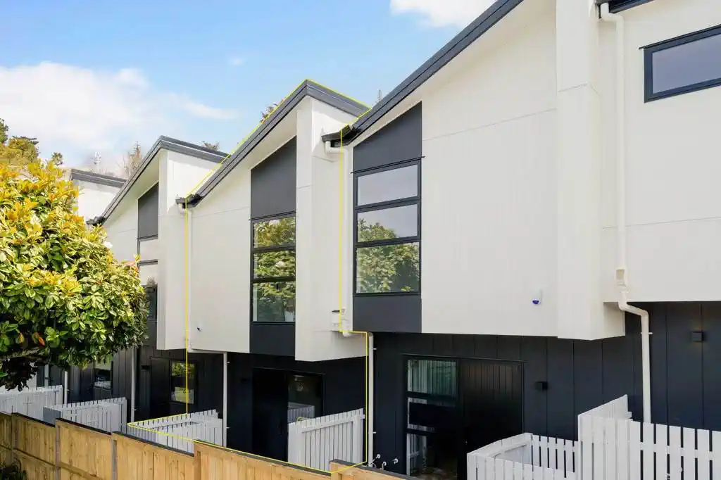 89m2 Freehold 2 beds (1 ensuite) + study space 2.5 baths home, Fully fenced, easy-care backyard, No body corporate or residents’ society fees, 0.2 km to Sylvia Park School, 10 Keate Place, Mt Wellington, Auckland