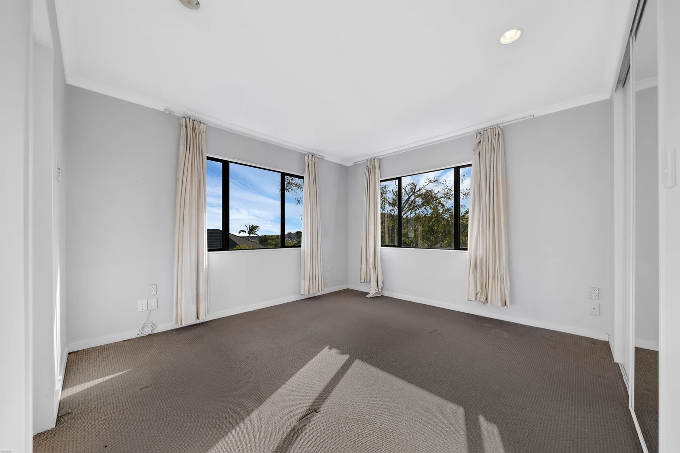 Grand Family Living on 806m² in Dannemora, 280m2 6 beds 3 baths house with double garage, Botany Downs Secondary College zone, 15 Kilkenny Drive East Tamaki Heights, Auckland