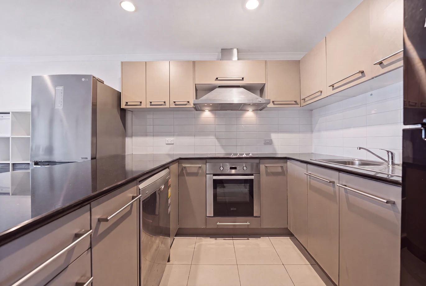 Overseas Vendor Must Sell – Double Grammar school zone (AGS & EGGS), 3 beds 2 baths apartment with 2 car parks, in the highly regarded King’s Square Apartments. 420/26 Remuera Road Newmarket, Auckland