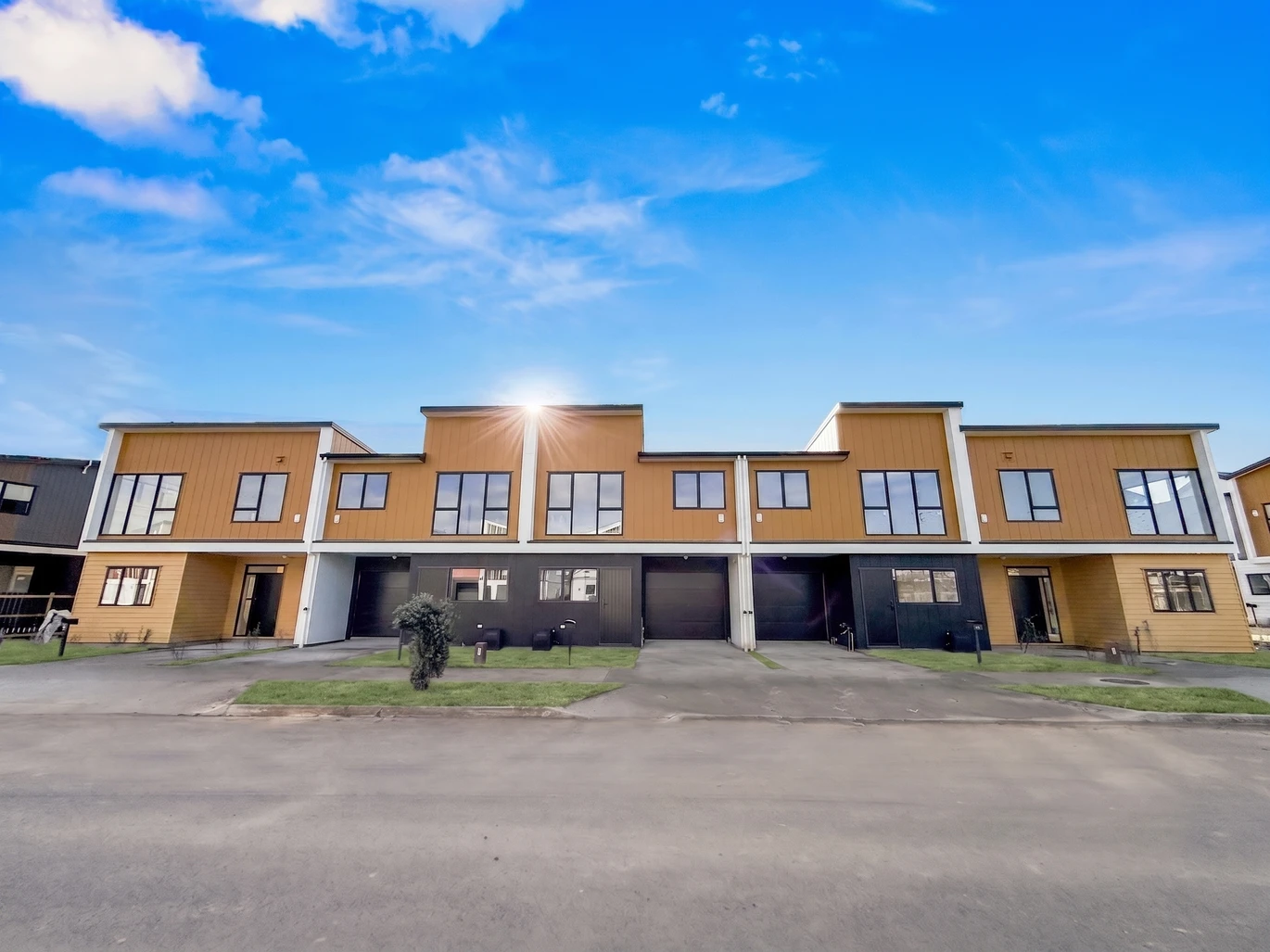 Brandnew, 139.7m2; Floor, 3 beds, 2.5 bathrooms, a dedicated study room, an internal garage, & additional off-street parking. 5 Longview Oak Lane Papakura, Auckland