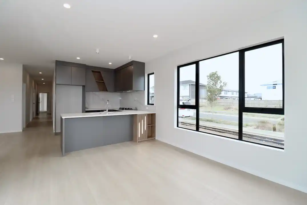 For rent, No Pet, No smoker, 5 beds 3 baths house with garage, including a self-contained 1-bedroom unit with its own living area, separate entry, and subletting allowed, Available from the 7th July, 13 Ngakau Road, Drury, Auckland