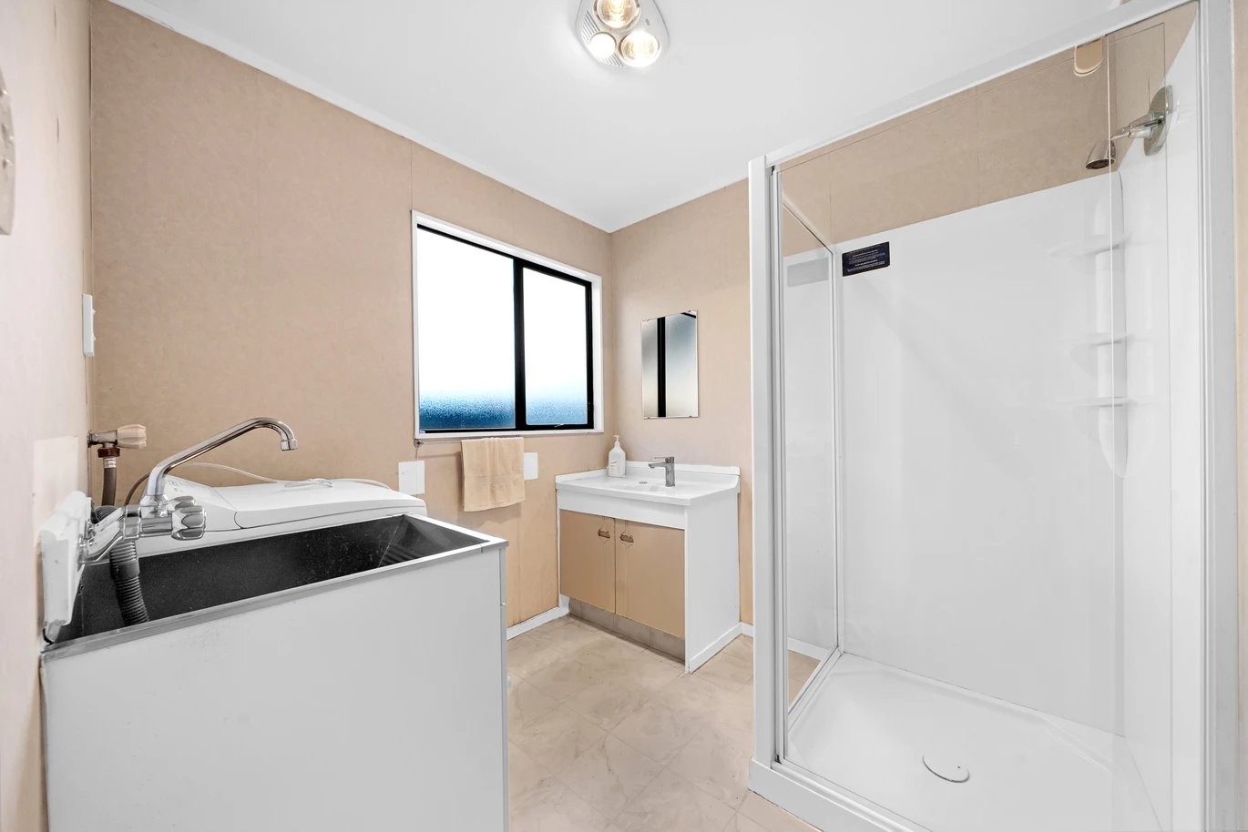 Once for around 41 years, Auction RESERVE SET $500,000, Standalone 3 beds 1 bath house with garage, The owners are ready to move on, 2/36 York Road Papatoetoe, Auckland
