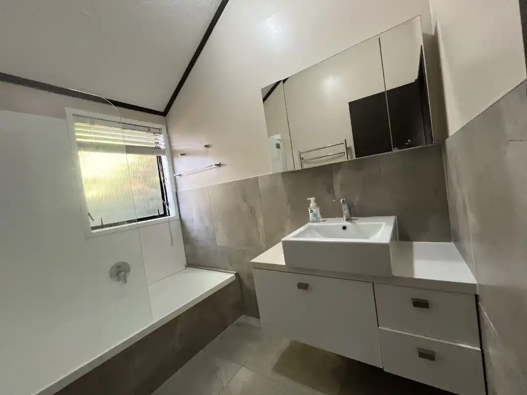 For rent, 1-year fixed-term lease ONLY, 3 beds 1 bath house with carport, Available from 25th May, 26 orinda close, Botany Downs, Auckland
