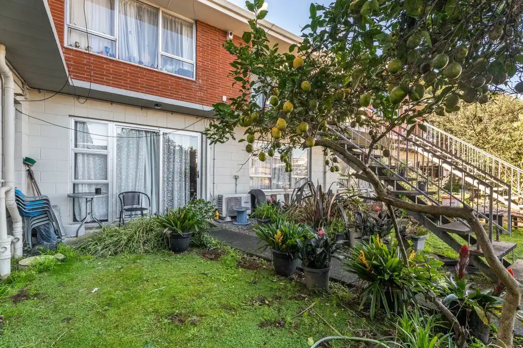 For rent, 2 beds 1 bath ground floor unit with carport, Available Now. 3/67a Princes Street, Otahuhu, Auckland