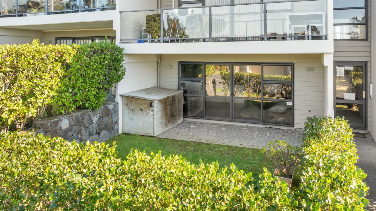 Vendors Moving North after 12 Years of Easy Living, 65m2 2 beds 1.5 baths apartment with carport, Located a mere 1km from the motorway on-ramp, 2/79 Schnapper Rock Road, Schnapper Rock, Auckland