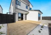 2 kitchens, 6 beds (4 ensuites) 5.5 baths house with double garage and 2 beds granny, 39 Park Green Avenue, Karaka, Auckland