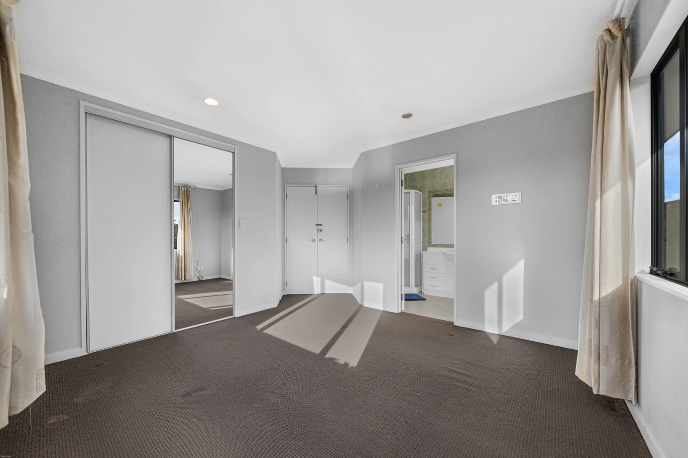 Grand Family Living on 806m² in Dannemora, 280m2 6 beds 3 baths house with double garage, Botany Downs Secondary College zone, 15 Kilkenny Drive East Tamaki Heights, Auckland