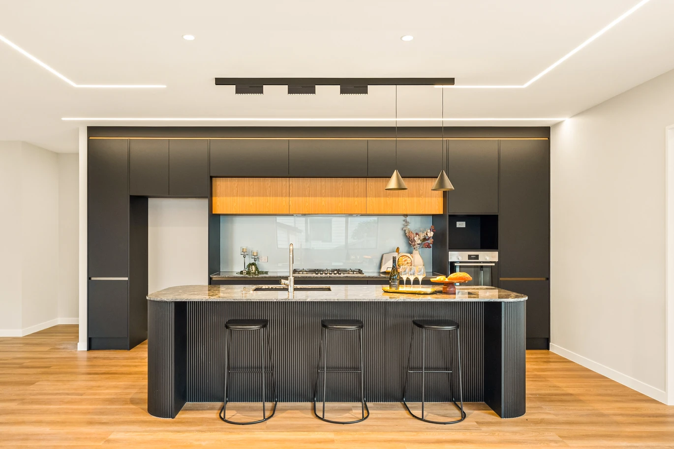786m2 section, 2 kitchens, 355m2 Brandnew 7 beds (1 ensuite) 4 baths house with double garage and 3 beds granny, move-in ready, Central air conditioning system upstairs, Separate heat pump downstairs, Underfloor heating in all bathrooms, 10 Saw Lane Swanson, Auckland