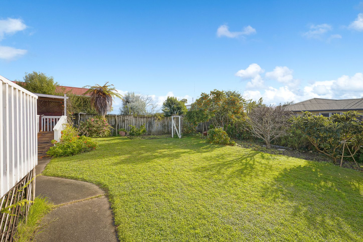 828m2 section, Brick and tile 3 beds 2 baths house with double garage, 27 Metcalfe Road, Ranui, Auckland