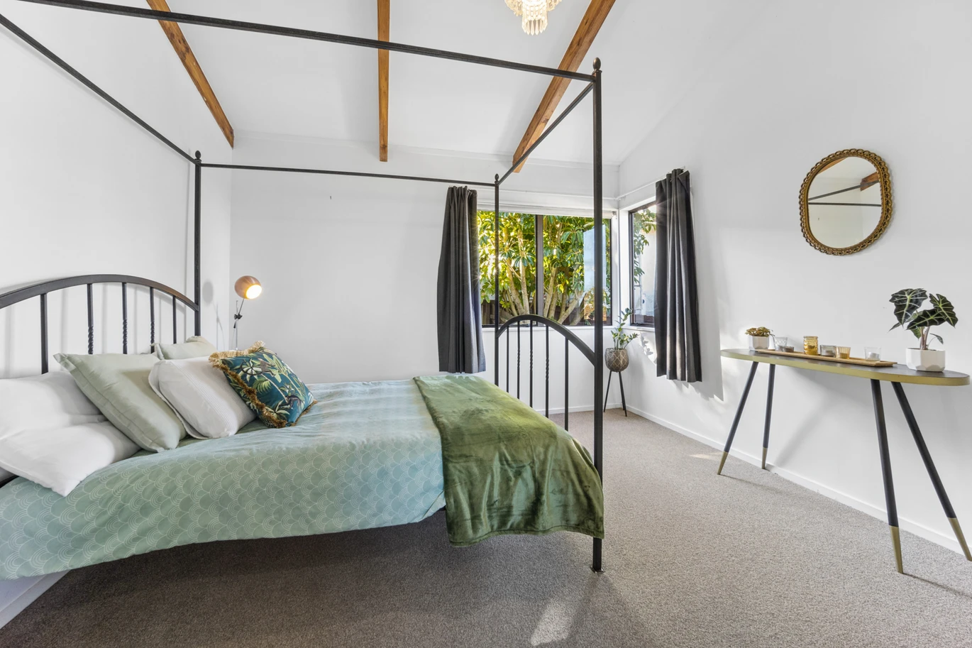 Standalone 3 beds 1 bath house with car parks and a fantastic separate studio, Zoned for Green Bay Primary School and Green Bay High School. 1/23 Stottholm Road Titirangi, Auckland