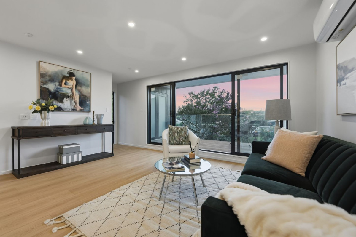 Keen Vendor, Enquiries over $900,000, 172m2 Brandnew 4 beds 3.5 baths home with garage, Lot 3/8 Epping Street, Glen Innes, Auckland