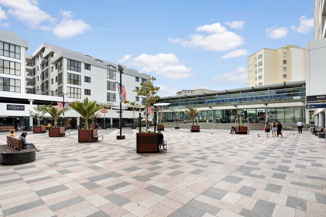 Overseas Vendor Must Sell – Double Grammar school zone (AGS & EGGS), 3 beds 2 baths apartment with 2 car parks, in the highly regarded King’s Square Apartments. 420/26 Remuera Road Newmarket, Auckland
