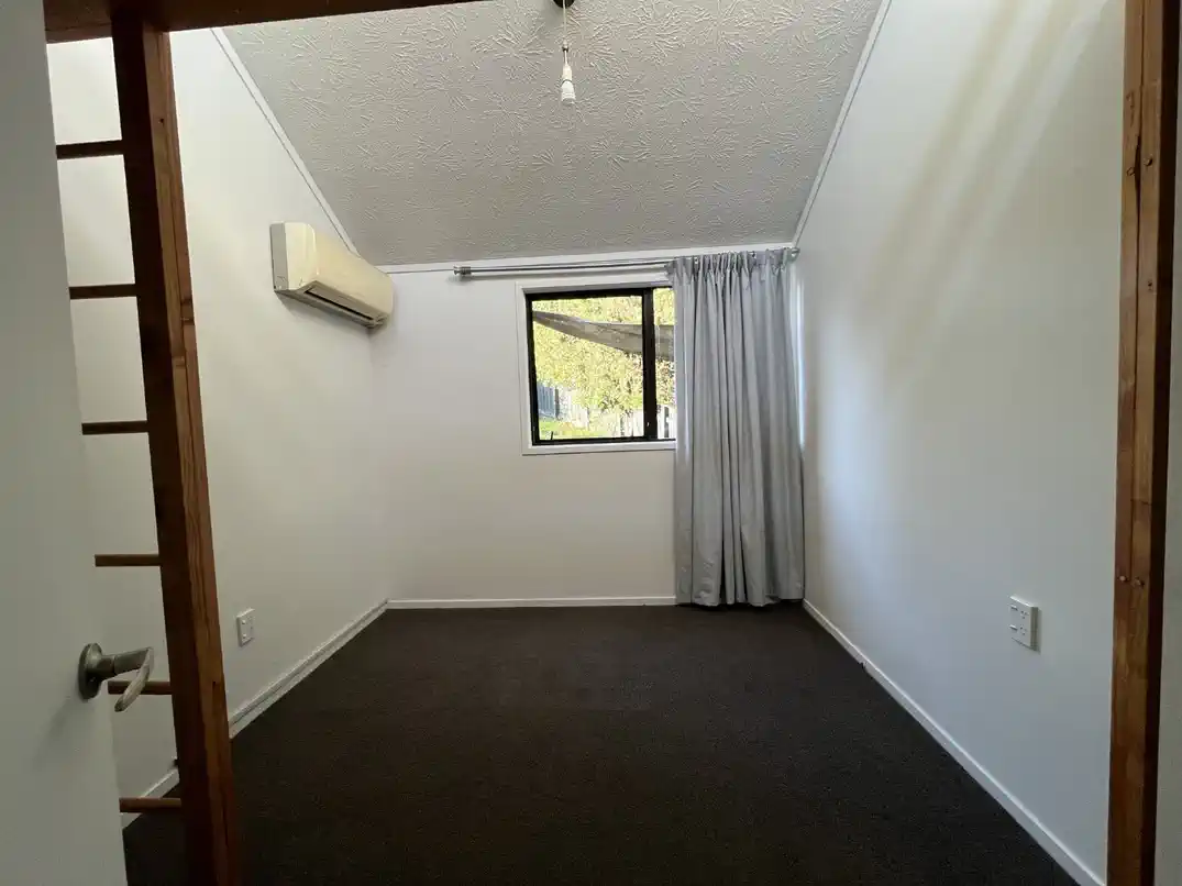 For rent, 1-year fixed-term lease ONLY, 3 beds 1 bath house with carport, Available from 25th May, 26 orinda close, Botany Downs, Auckland