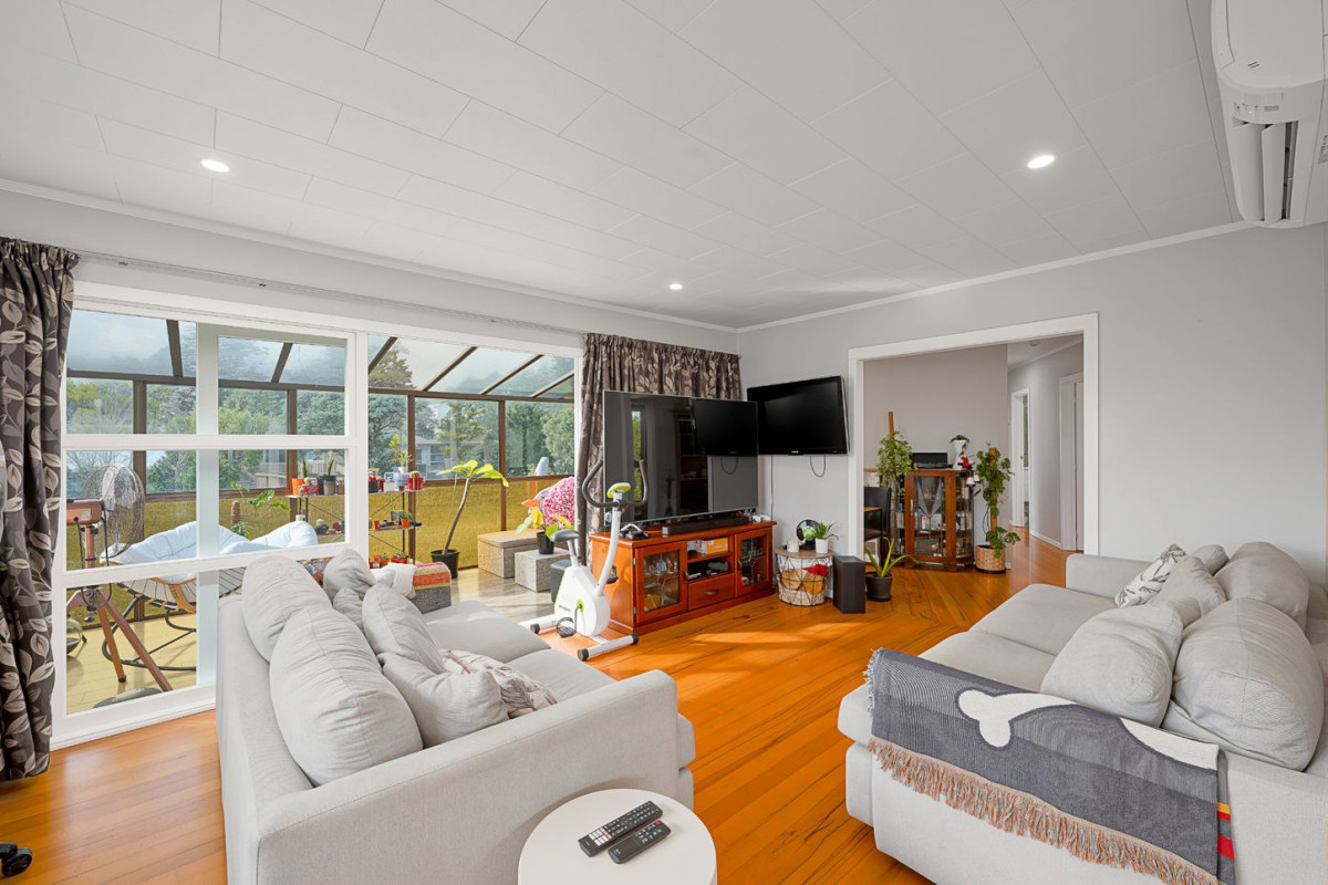 731m2 section, 3 beds 1 bath house with double garage, 5 Edgewood Way, Henderson, Auckland