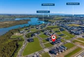 2 kitchens, 6 beds (4 ensuites) 5.5 baths house with double garage and 2 beds granny, 39 Park Green Avenue, Karaka, Auckland