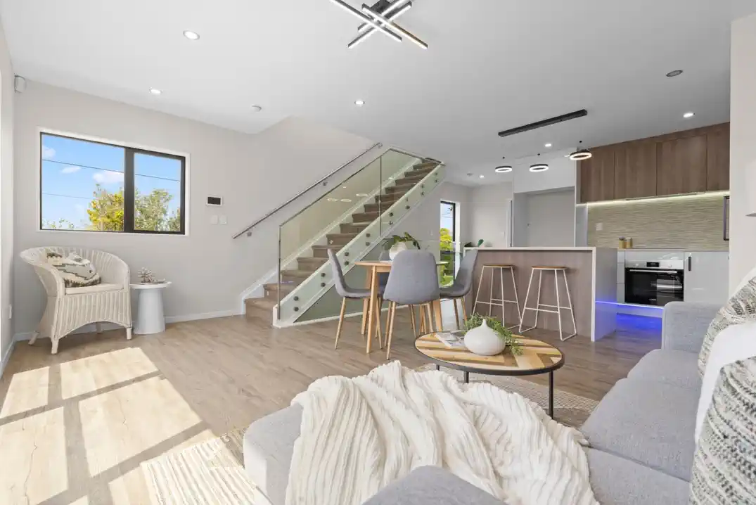 For rent, Pets by consent, No smokers, 4 beds 4 baths townhouse with garage, Available from 8th July, 1/18 Hutchinsons Road, Bucklands Beach, Auckland