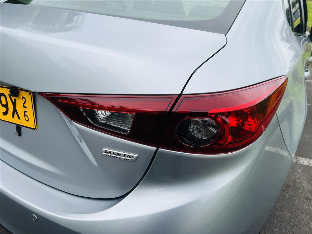 2018 Mazda Axela APPLE CAR PLAY 44000 KMS ONLY Hatchback Automatic, 5 seats, Petrol, 1,500 cc