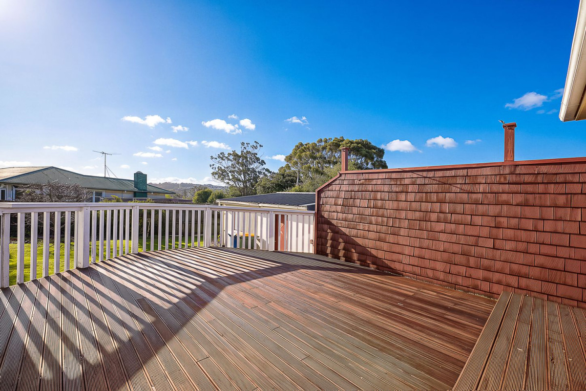 828m2 section, Brick and tile 3 beds 2 baths house with double garage, 27 Metcalfe Road, Ranui, Auckland