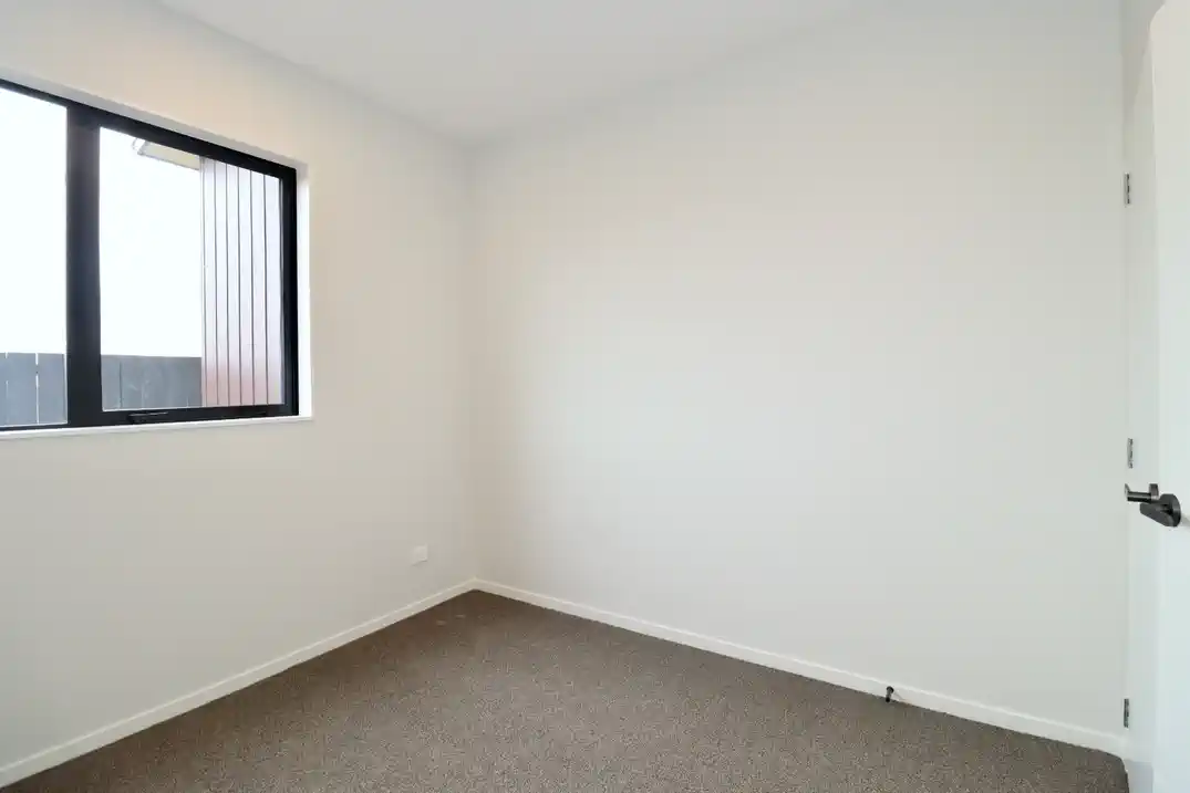 For rent, No pets, no smokers, 5 beds 3 baths house with double garage, including a self-contained 1-bedroom unit with independent access, Available from16th July, 108 Kahui Parade, Drury, Auckland