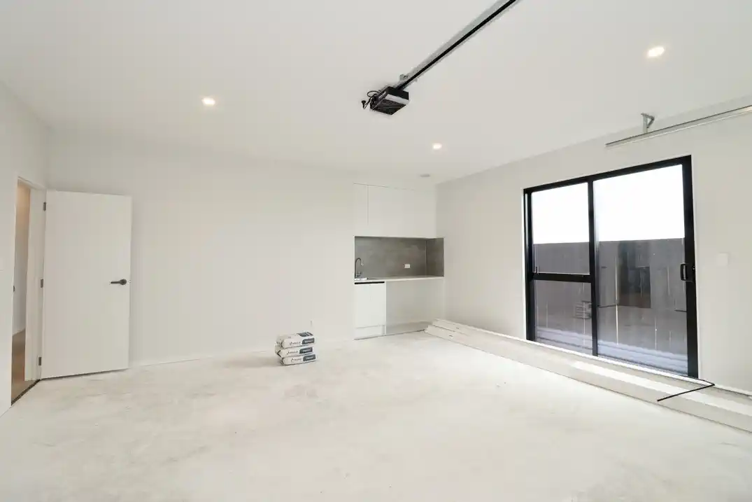 For rent, No pets, no smokers, 5 beds 3 baths house with double garage, including a self-contained 1-bedroom unit with independent access, Available from16th July, 108 Kahui Parade, Drury, Auckland