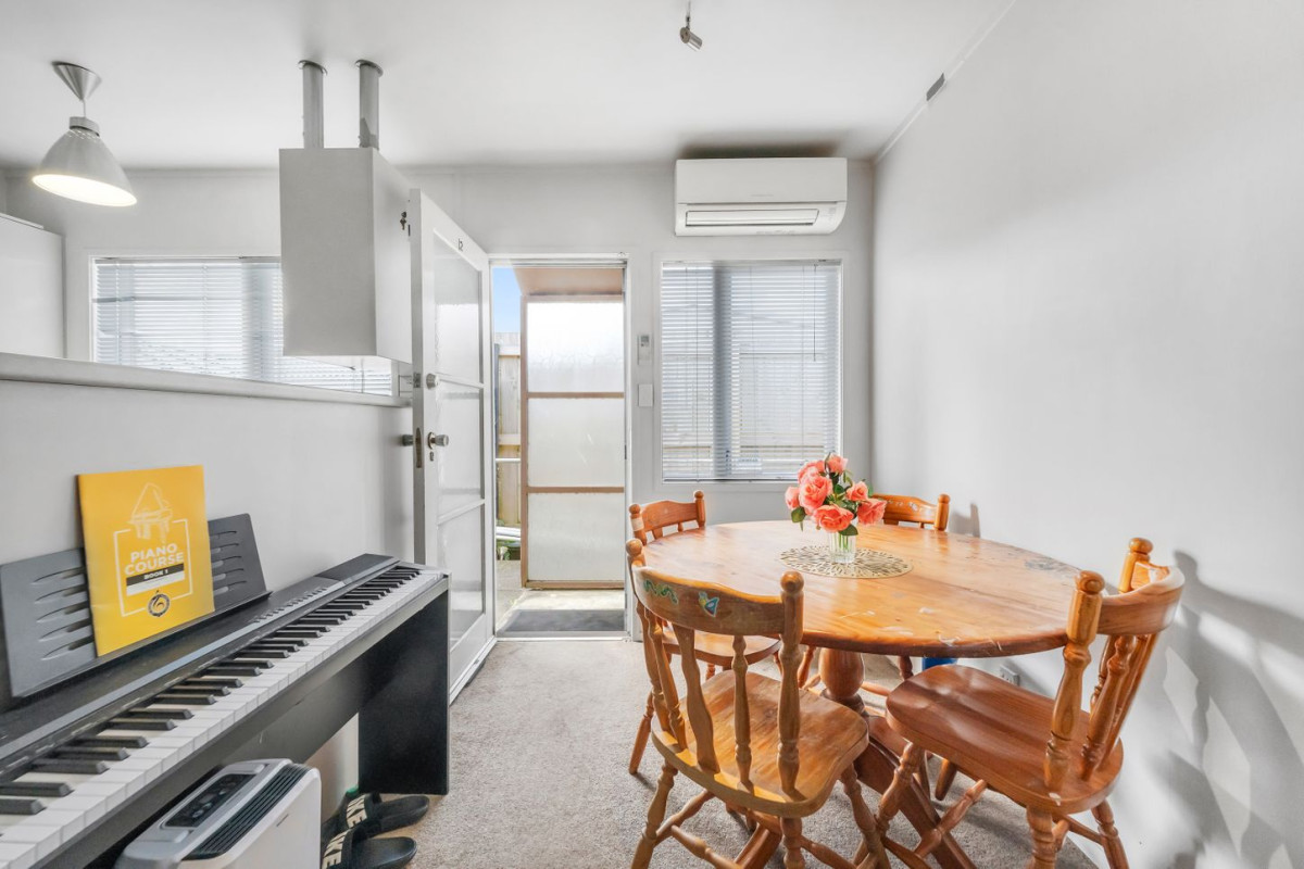 Owner downsizing, 2 beds 1 bath home with garage, 2/25 Kitchener Road, Sandringham, Auckland