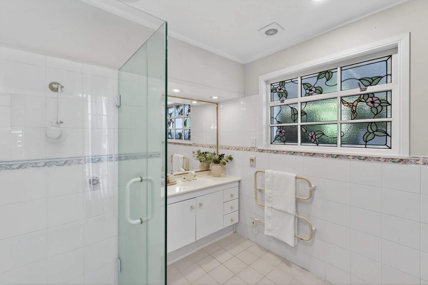 981m2 section, 404m2 character 5 beds 3 baths grand residence with triple garage, swimming pool, Beautifully landscaped gardens, 9 Worcester Road Meadowbank, Auckland