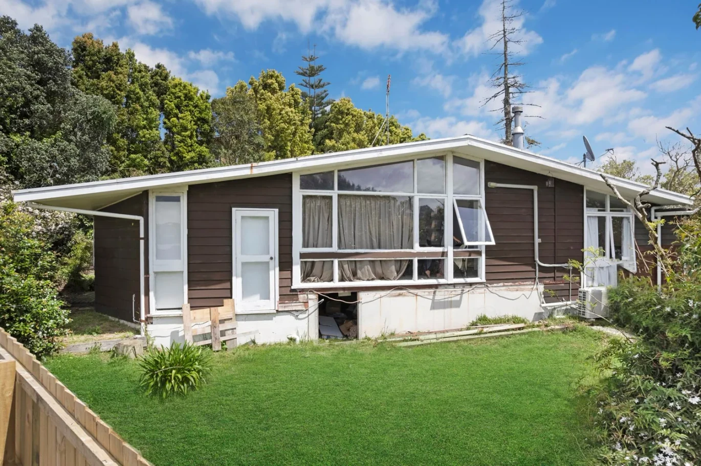 936m2 section, with RC approved for 7 new homes, 6 beds 3 baths house with carport, 17 Ellice Road Totara Vale, Auckland