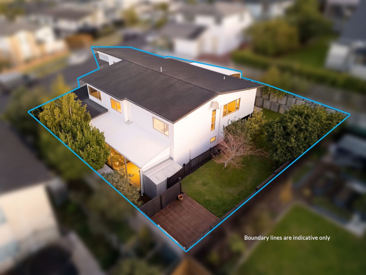 621m2 section, 2 kitchens, 334m2 5 beds ( 2 ensuites, Two additional semi-ensuite) 4 baths house with double garage, 2 ensuites ground floor, 9 Platinum Rise, Ranui, Auckland