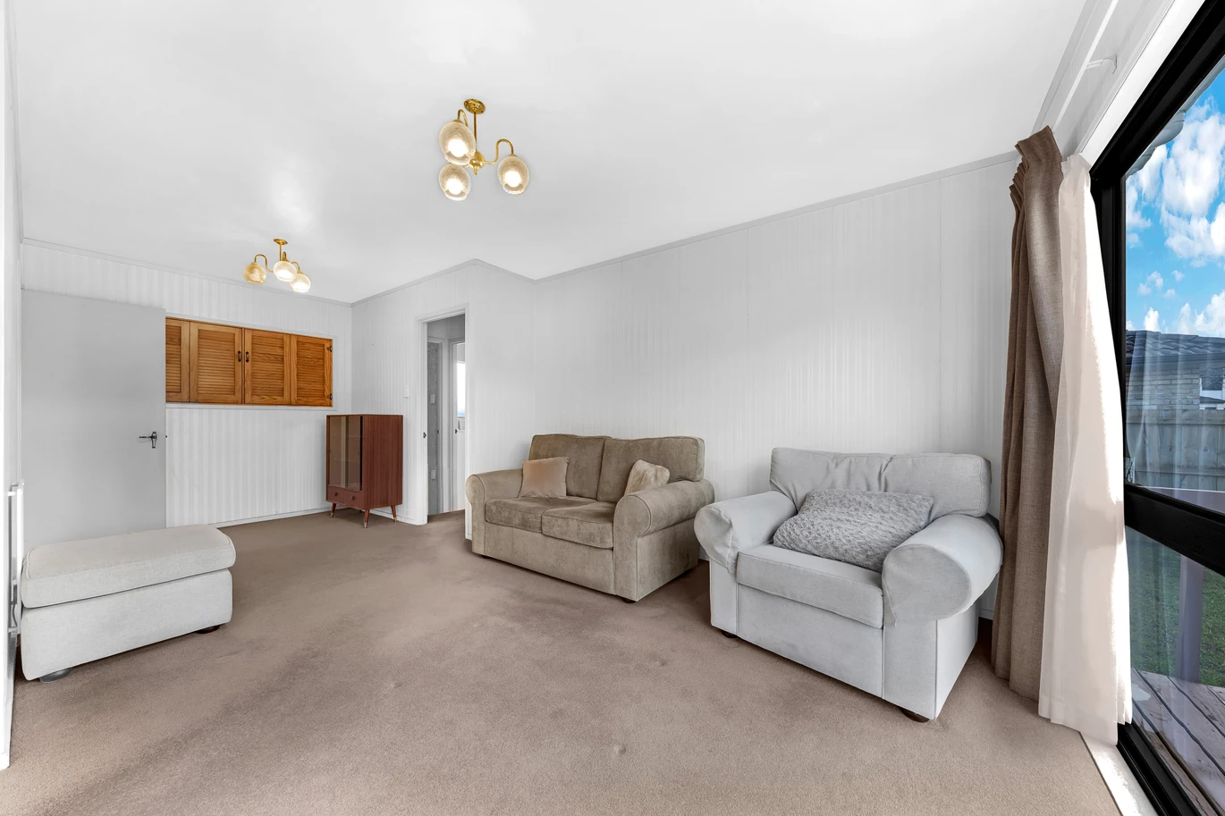 Once for around 41 years, Auction RESERVE SET $500,000, Standalone 3 beds 1 bath house with garage, The owners are ready to move on, 2/36 York Road Papatoetoe, Auckland