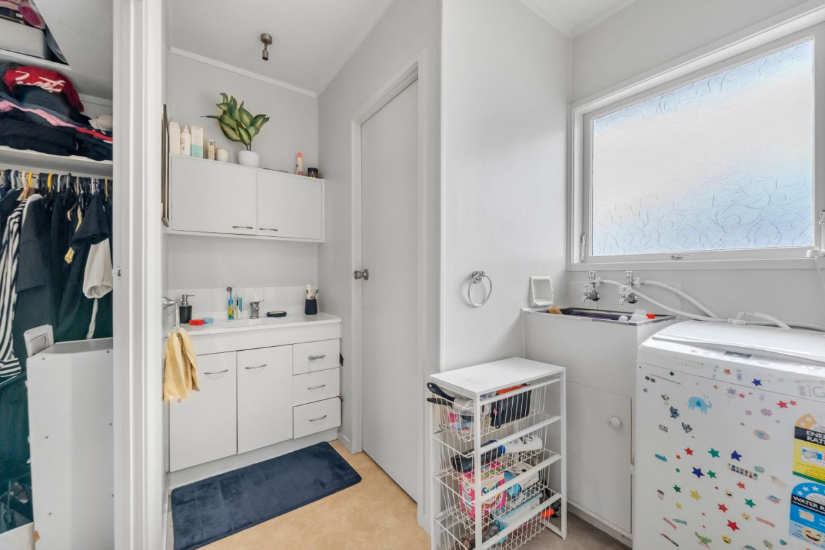 Owner downsizing, 2 beds 1 bath home with garage, 2/25 Kitchener Road, Sandringham, Auckland