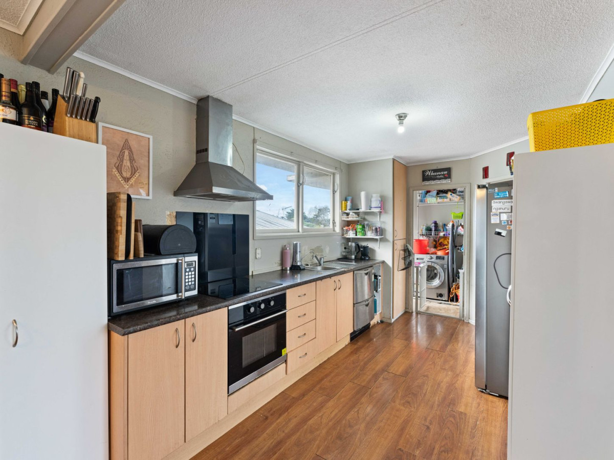 847m2 section, 3 beds 1 bath house with standalone garage, the owners have simply outgrown the home with a large and growing family, 39 Blake Road, Mangere East, Auckland