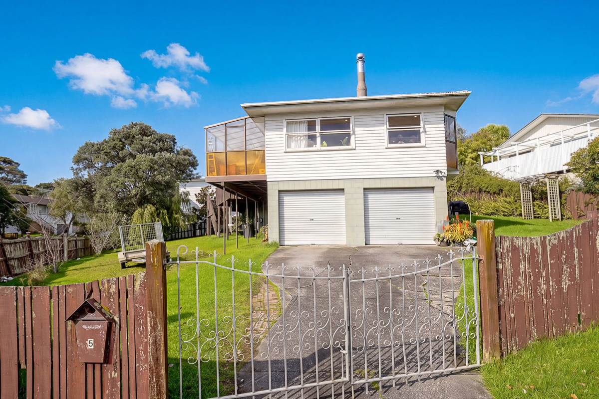 731m2 section, 3 beds 1 bath house with double garage, 5 Edgewood Way, Henderson, Auckland