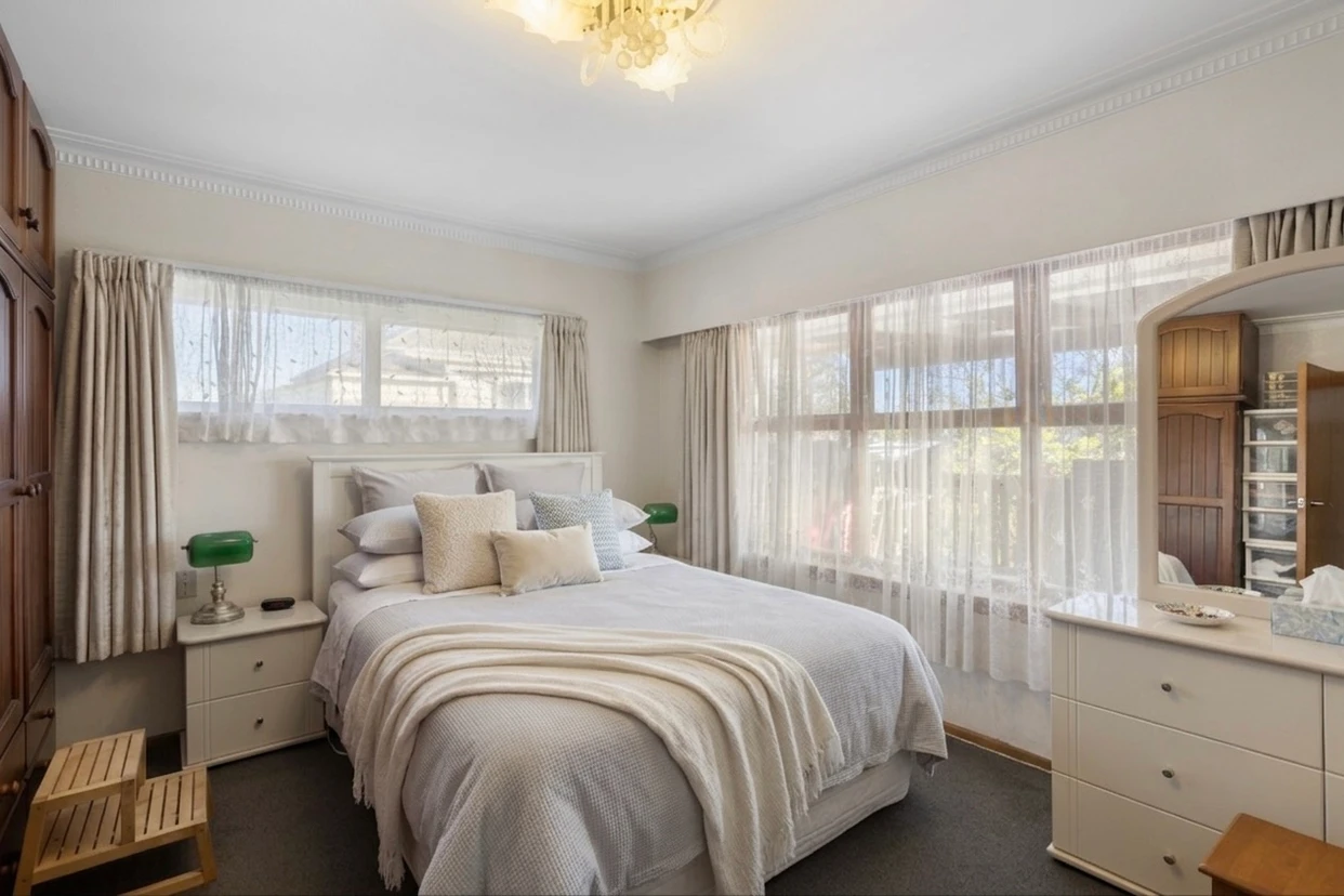 Once in nearly 25 years, 648m2 section, 225m2 Brick and tile 3 beds 1 bath house with double garage, workshop, a large rumpus and ample storage, Approx. 3 minutes to Sylvia Park Shopping Centre and motorway access, 87 Waipuna Road Mount Wellington, Auckland