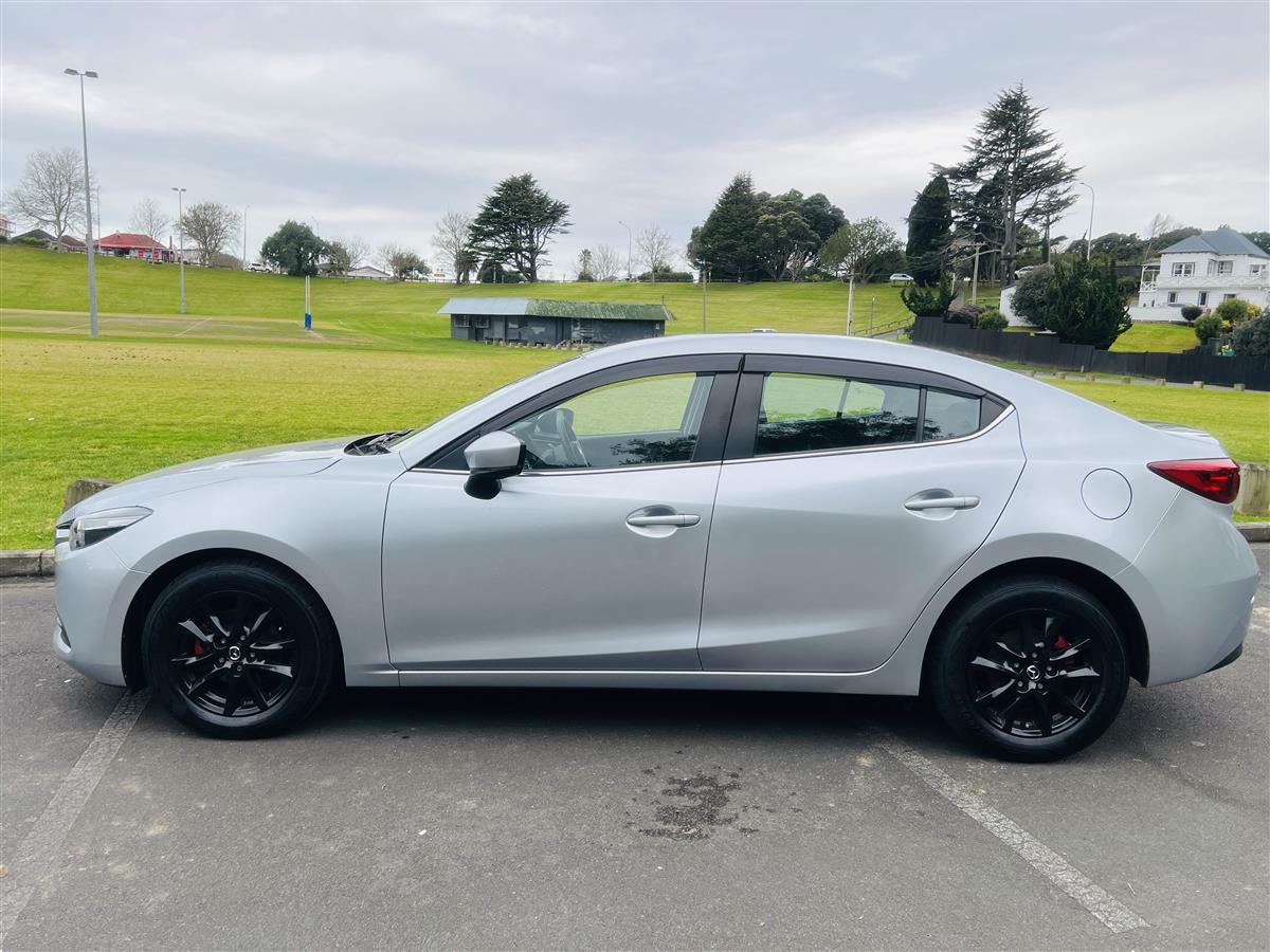 2018 Mazda Axela APPLE CAR PLAY 44000 KMS ONLY Hatchback Automatic, 5 seats, Petrol, 1,500 cc