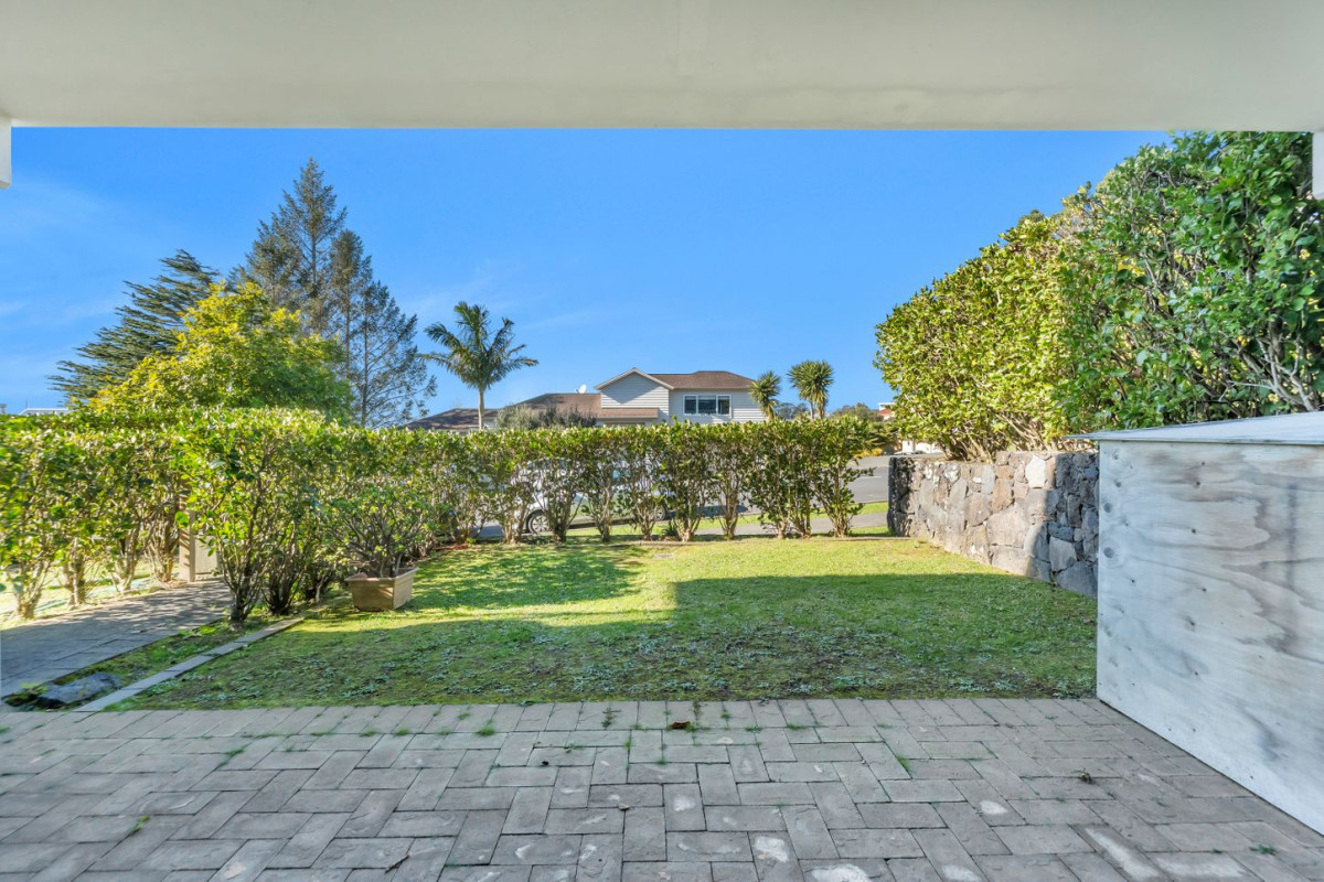 Vendors Moving North after 12 Years of Easy Living, 65m2 2 beds 1.5 baths apartment with carport, Located a mere 1km from the motorway on-ramp, 2/79 Schnapper Rock Road, Schnapper Rock, Auckland