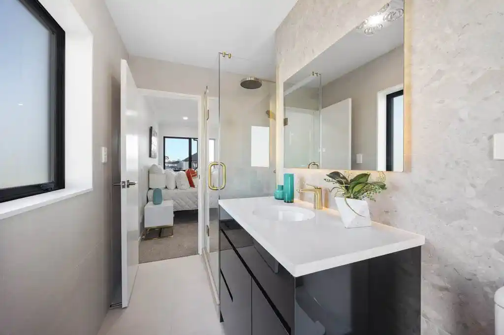 2 kitchens, 6 beds (4 ensuites) 5.5 baths house with double garage and 2 beds granny, 39 Park Green Avenue, Karaka, Auckland