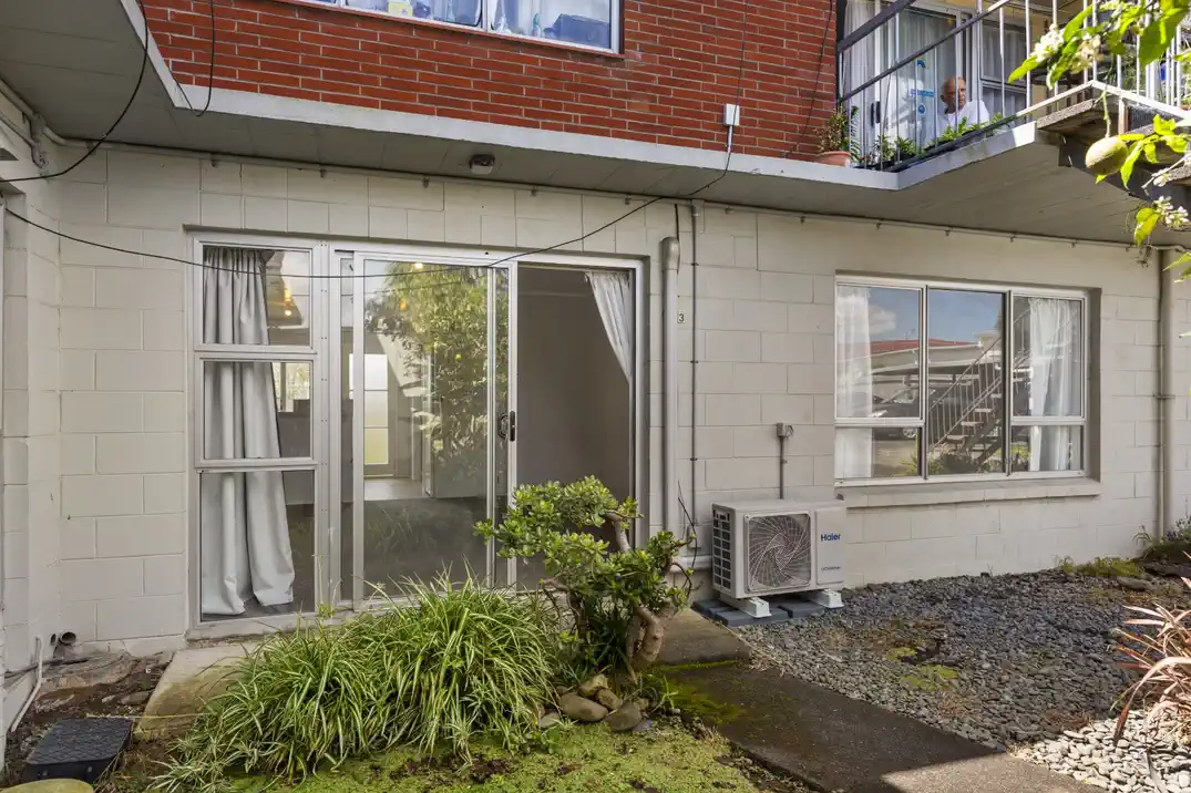 For rent, 2 beds 1 bath ground floor unit with carport, Available Now. 3/67a Princes Street, Otahuhu, Auckland
