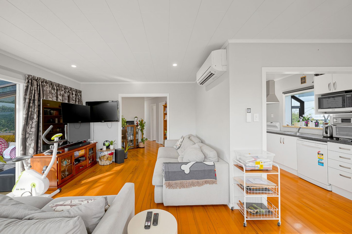 731m2 section, 3 beds 1 bath house with double garage, 5 Edgewood Way, Henderson, Auckland