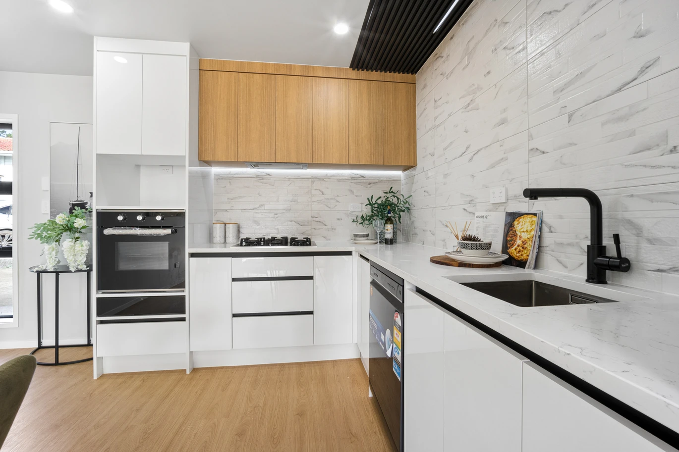 Brandnew standalone 3 beds 2.5 baths home with garage, 20C Castleford Street Green Bay, Auckland