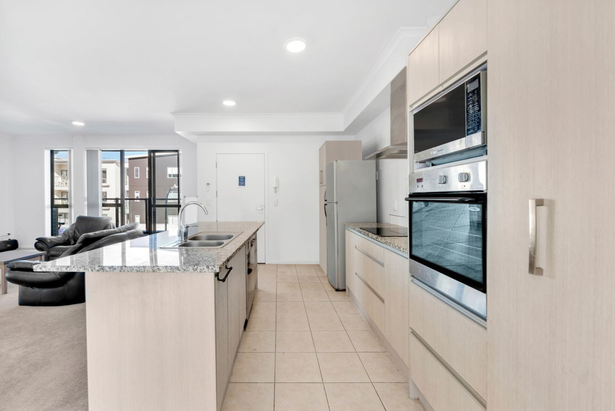 Public Trust is highly motivated, and this property is seriously for sale. 3 beds 2 baths apartment with 2 car parks, 120m2 floor area, 10/130 Stancombe Road, Flat Bush, Auckland