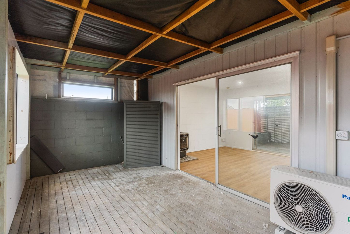 688m2 section, Renovated 3 beds 1 bath house, Double garage has been converted into two extra rooms, 32 Idlewild Avenue, Mangere, Auckland