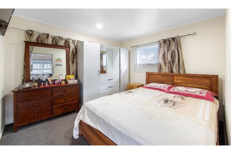 Present Your Offer !! Motivated Owner, Brick and tile 1 bed 1 bath unit with car parks and private courtyard, 3/10 Lotus Lane, Mangere East, Auckland