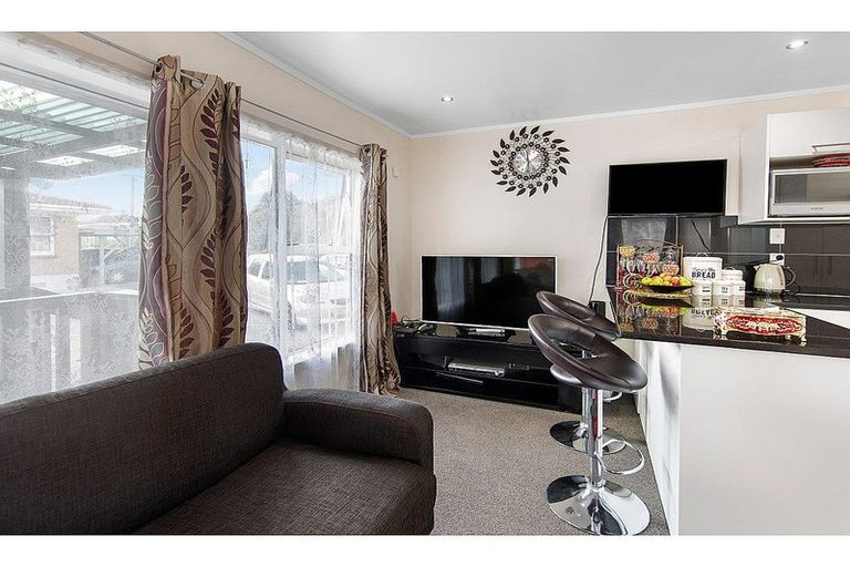 Present Your Offer !! Motivated Owner, Brick and tile 1 bed 1 bath unit with car parks and private courtyard, 3/10 Lotus Lane, Mangere East, Auckland