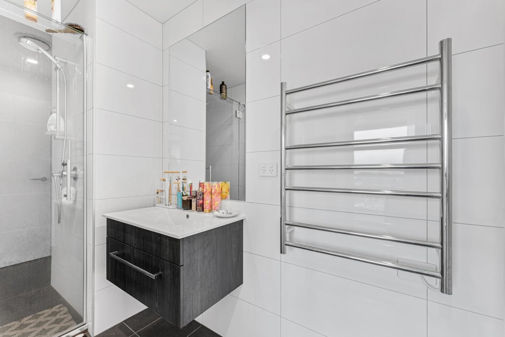 Urgent Sell, Priced to sell, 61m2 2 beds 2 baths apartment, 410/8 Lakewood Court, Manukau, Auckland