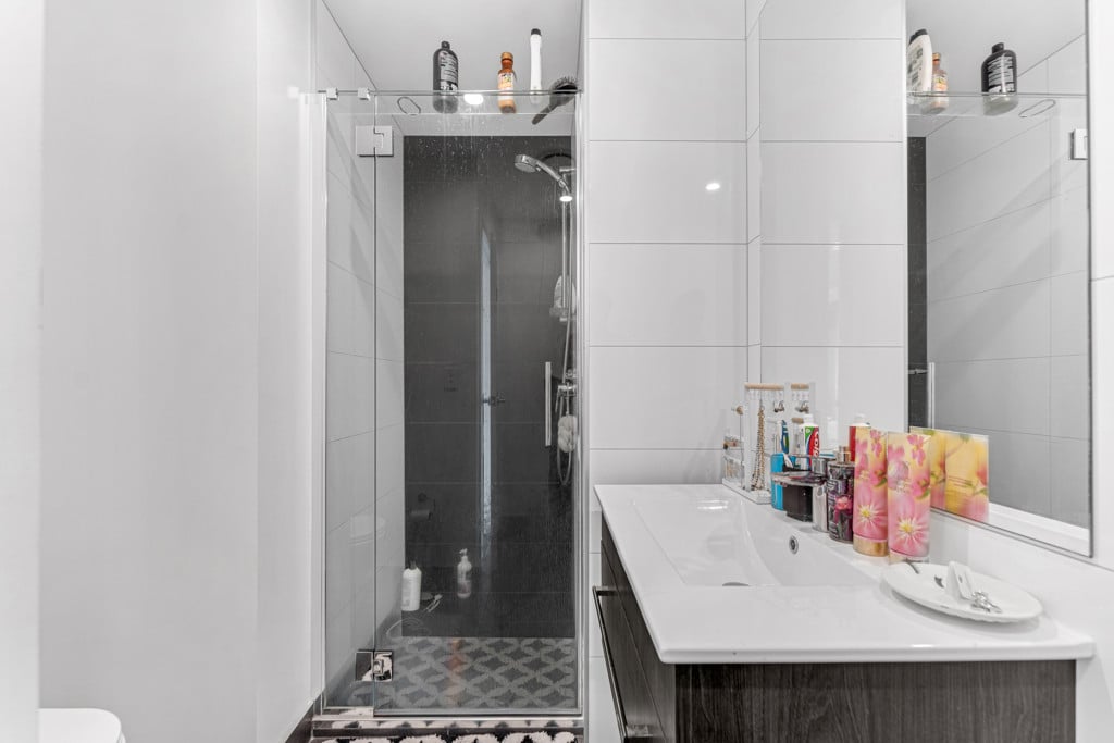 Urgent Sell, Priced to sell, 61m2 2 beds 2 baths apartment, 410/8 Lakewood Court, Manukau, Auckland