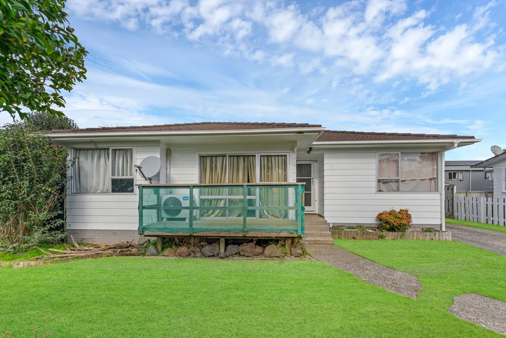 607m2 section, Renovated 3 beds 1 bath house with a large single garage plus a generous utility room, currently rented for $680 per week, 14 Bedlington Avenue, Manurewa, Auckland